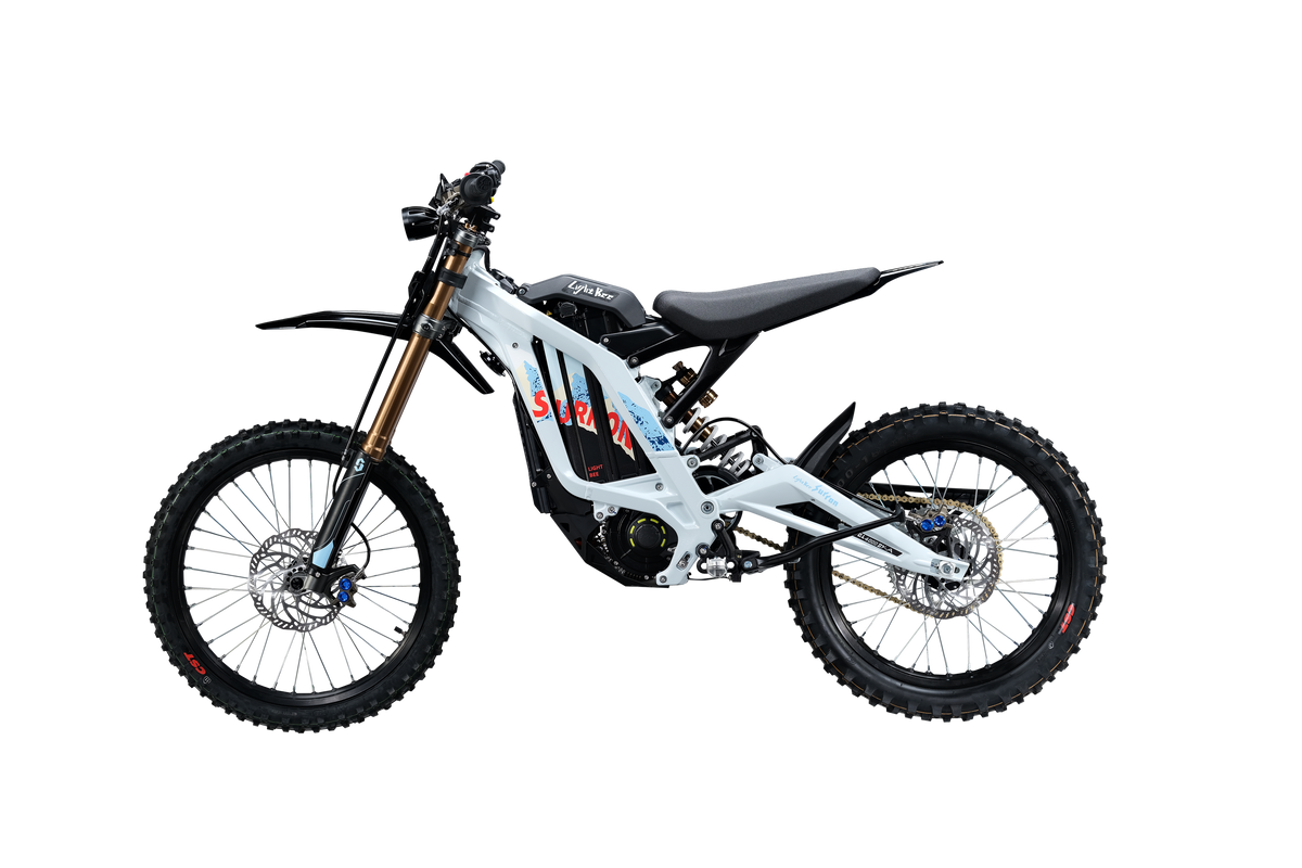 SUR-RON Light Bee X MY26 OFFROAD in Weiss, freigestelltes Gesamtbike