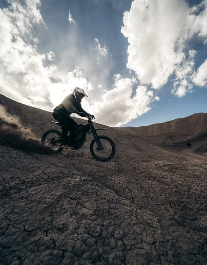 E Ride Pro Elektromotorrad im Offroad-Einsatz